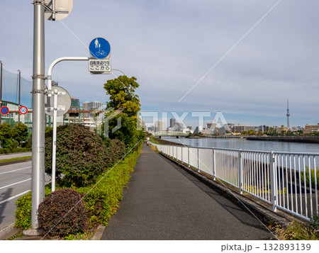 歩道に設置された規制標識 325-3「普通自転車等及び歩行者等専用」と補助標識 132893139