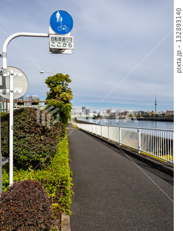 歩道に設置された規制標識 325-3「普通自転車等及び歩行者等専用」と補助標識 132893140