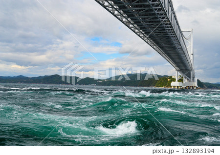 渦潮　四国　徳島　鳴門　海峡　うずしお 132893194