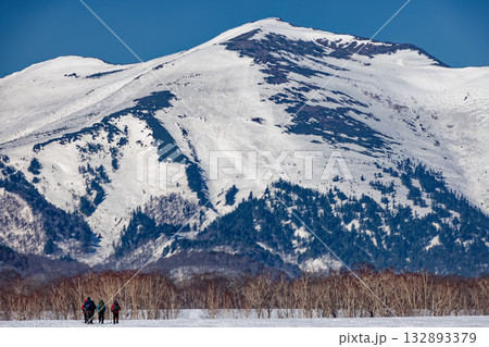 残雪期の尾瀬ヶ原から見る朝の至仏山 132893379
