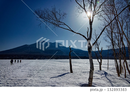残雪期の尾瀬ヶ原・見晴から見る朝日と燧ヶ岳 残雪期の尾瀬ヶ原・見晴から見る朝日と燧ヶ岳 132893383