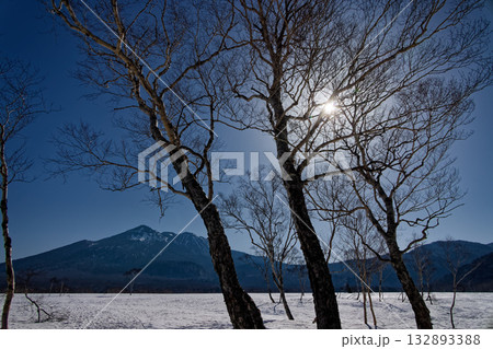 残雪期の尾瀬ヶ原から見る燧ヶ岳 132893388
