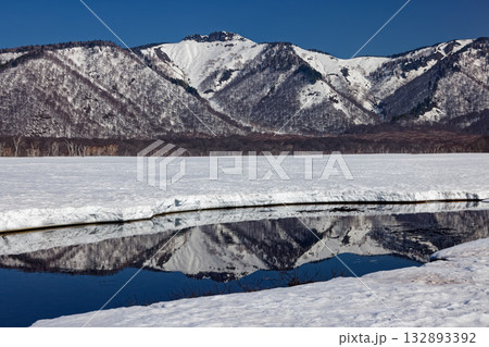 雪解けの尾瀬ヶ原の池塘に映る景鶴山 132893392