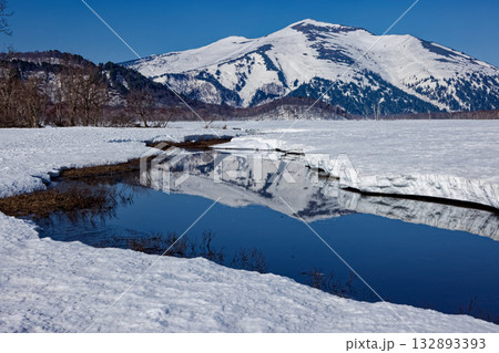 雪解けの尾瀬ヶ原の水面に映る至仏山 雪解けの尾瀬ヶ原の水面に映る至仏山 132893393