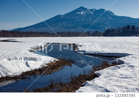 雪解けの尾瀬ヶ原から見る朝の燧ヶ岳 雪解けの尾瀬ヶ原から見る朝の燧ヶ岳 132893395