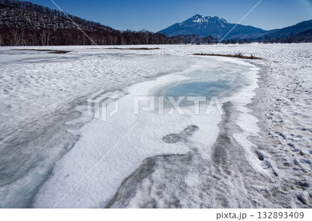 雪解けの尾瀬ヶ原から見る燧ヶ岳 雪解けの尾瀬ヶ原から見る燧ヶ岳 132893409