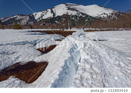 残雪期の尾瀬ヶ原・山ノ鼻付近から見る至仏山 残雪期の尾瀬ヶ原・山ノ鼻付近から見る至仏山 132893410