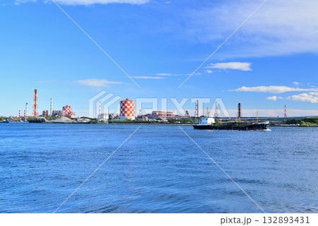 横浜市 鶴見線 海芝浦駅から見た京浜 工場地帯 JFEスチール 132893431