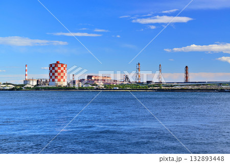 横浜市鶴見線 海芝浦駅から見た京浜工場地帯 JFEスチール 132893448