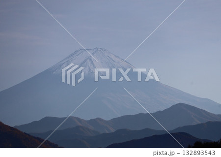 ［山梨・柳沢峠］　山並みと富士山 132893543