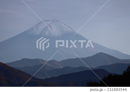 ［山梨・柳沢峠から］　望む山並みとその奥にそびえる富士山 132893544