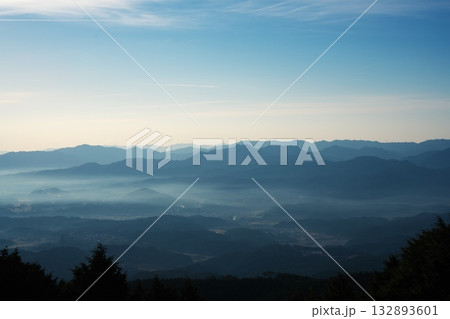 初冬の青山高原 三角点から大和紀州の山波 初冬の青山高原 三角点から大和紀州の山波 132893601