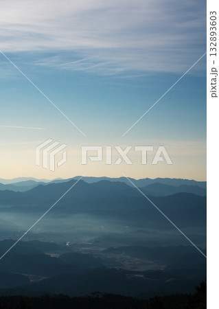 初冬の青山高原 三角点から大和紀州連山の山波 初冬の青山高原 三角点から大和紀州連山の山波 132893603