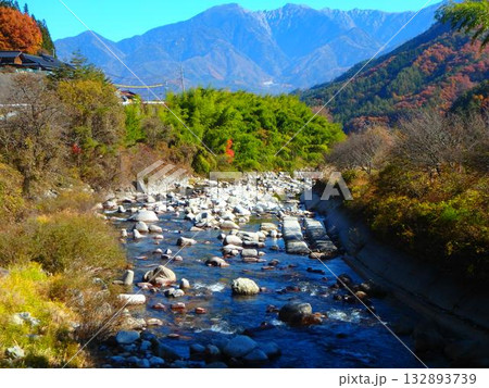 秋色に染まる上松の小川と中央アルプスの山並み 132893739