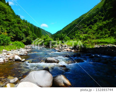 夏の陽射しと清流が織りなす根尾川の風景 132893744