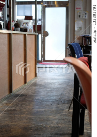 誰もいないカフェ 132893791