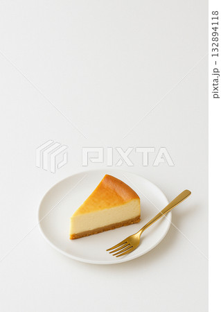 白い皿に乗ったチーズケーキ 132894118