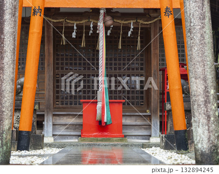 雨に濡れた稲荷神社の参道 132894245