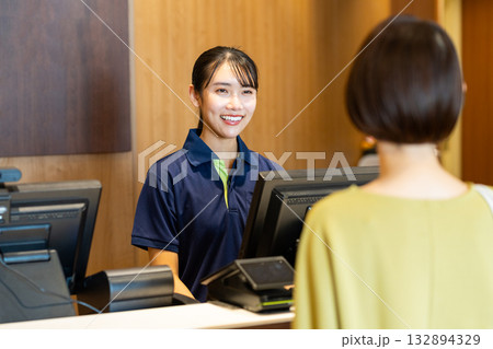ジムで受付をする若い女性のスタッフ　撮影協力：スポーツクラブ&サウナスパ ルネサンス 幕張24 132894329