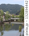 城崎温泉の町並みと温泉街の中心を流れる円山川の支流、大谿川と太鼓橋 132894442