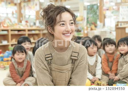 美優シリーズ：保育士として子どもたちと遊ぶほんわか笑顔の美優 132894550