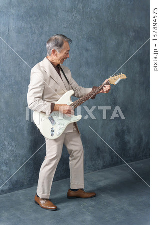エレキギターを演奏するシニア男性 エレキギターを演奏するシニア男性 132894575