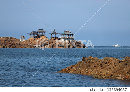 日和山海岸　海に浮かぶ後ヶ島 132894687
