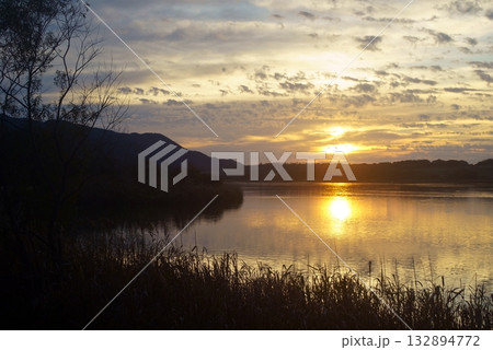 夕暮れ時の佐潟（新潟市） 132894772