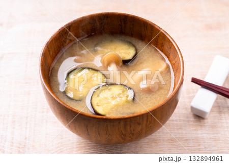 なすとしめじの味噌汁 なすとしめじの味噌汁 132894961