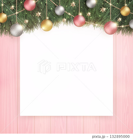 光輝くクリスマスツリーと、ピンクの木目の背景に白無地のボード 132895000