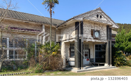 廃校になったノスタルジックな学校の校舎 132896403