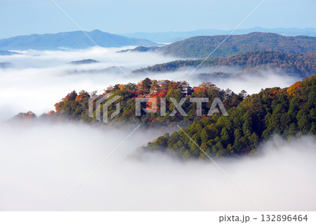 紅葉の天空の山城2605 132896464