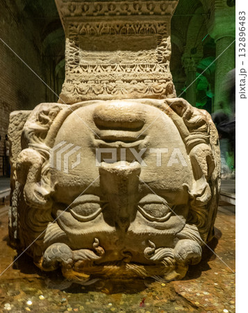 トルコ•イスタンブール、イスタンブール地下宮殿の逆さメデューサ 132896483