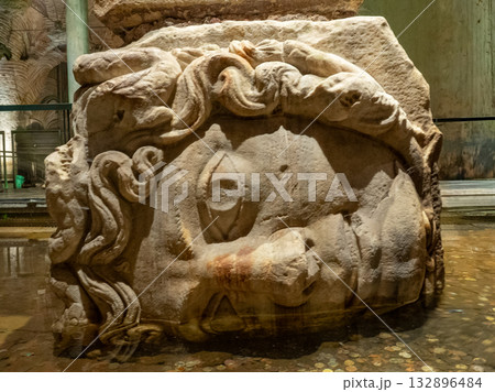 トルコ•イスタンブール、イスタンブール地下宮殿の傾きメデューサ トルコ•イスタンブール、イスタンブール地下宮殿の傾きメデューサ 132896484