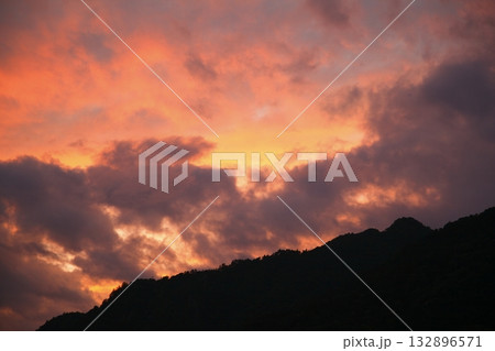 秋の大原の夕暮れ 132896571