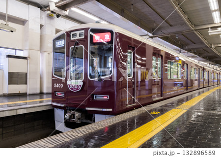 【大阪梅田駅】発車を待つ京都本線の特急列車 【大阪梅田駅】発車を待つ京都本線の特急列車 132896589