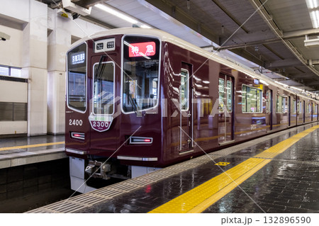 【大阪梅田駅】発車を待つ京都本線の特急列車 132896590