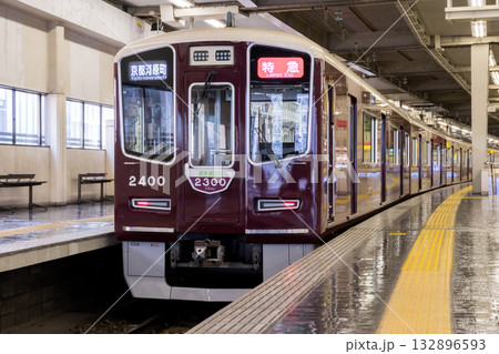 【大阪梅田駅】発車を待つ京都本線の特急列車 132896593