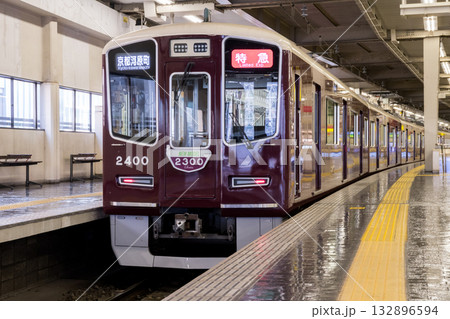 【大阪梅田駅】発車を待つ京都本線の特急列車 【大阪梅田駅】発車を待つ京都本線の特急列車 132896594