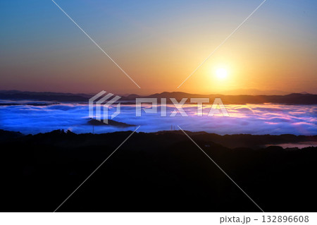 日の出と雲海2228 132896608