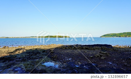 長崎県壱岐市の小島神社がある干潮時の島 長崎県壱岐市の小島神社がある干潮時の島 132896657