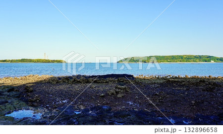 長崎県壱岐市の小島神社がある干潮時の島 長崎県壱岐市の小島神社がある干潮時の島 132896658