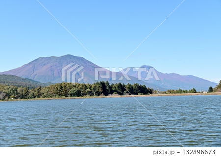 青い色の水面の霊仙寺湖と北信五岳の一部 青い色の水面の霊仙寺湖と北信五岳の一部 132896673