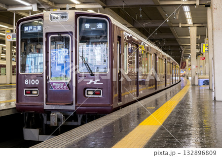 【大阪梅田駅】発車を待つ神戸本線の普通列車 132896809