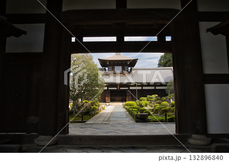 東福寺　門からみる開山堂と綺麗な庭1 132896840