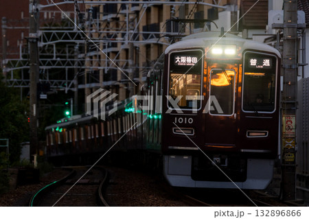 【阪急神戸本線】早朝の梅田方面へ向かう普通列車 【阪急神戸本線】早朝の梅田方面へ向かう普通列車 132896866