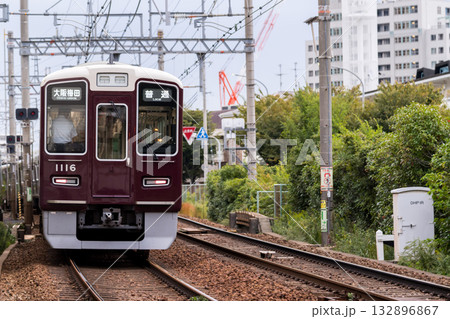 【阪急神戸本線】早朝の梅田方面へ向かう普通列車 【阪急神戸本線】早朝の梅田方面へ向かう普通列車 132896867