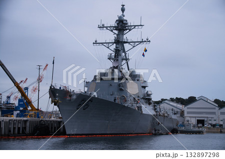 横須賀港に停泊している船 横須賀港に停泊している船 132897298