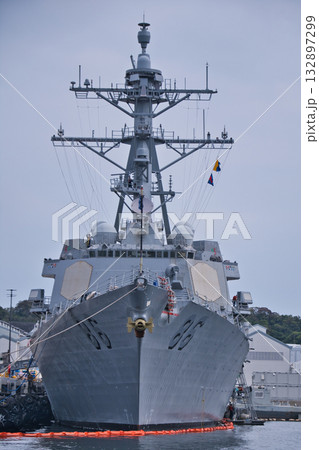 横須賀港に停泊している船 横須賀港に停泊している船 132897299