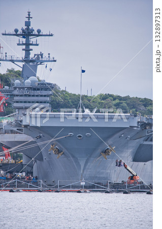 横須賀港に停泊している船 132897313